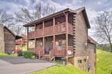 ‘Mountain Pool Lodge’ Sevierville Cabin w/ Hot Tub